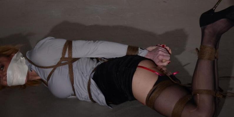 Alexa Rae Hogtied e muito decote