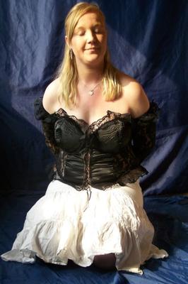 Miriam mit Handschellen gefesselt
