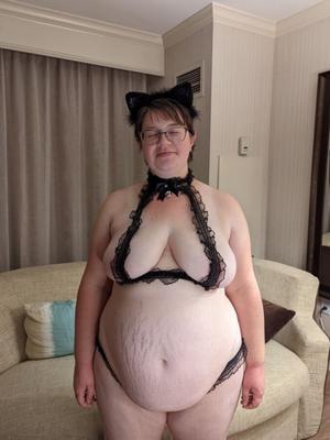 黒いランジェリーを着て遊ぶ妊娠中のペット、シェリー・マクリント