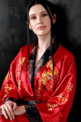 Amelie atada en un vestido