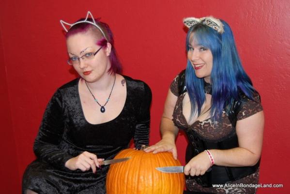Sissy Pumpkin Follando Halloween Humillación FemDom Trío