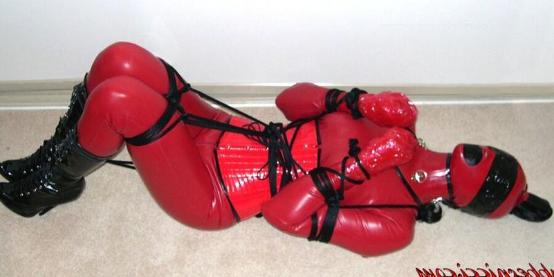 Rubber Nicci – Rot gebunden