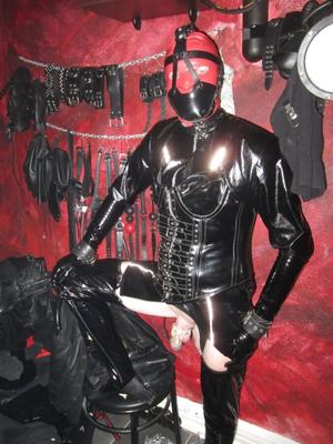 Bondage-Vinyl-TV-Schlampe