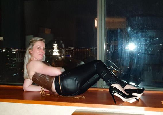 Blonde Tinder in leather and hell