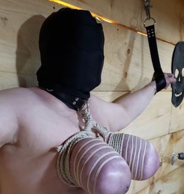 Brust-Bondage verpacktes Fleisch
