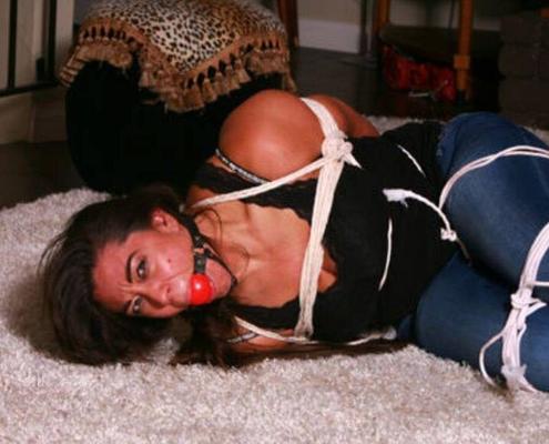 Ariana Rosário - Modelo Bondage