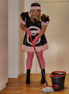 Sissy Maid Limpando o Chão