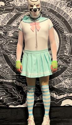 Sissy-Schlampe mit Neon-Neon-Strumpfhose und ohne Käfig, zuerst.