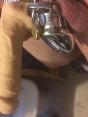 タイトな檻に閉じ込められた小さなペニス