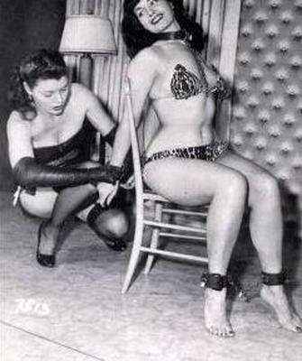 Bettie Page, amarrada e indefesa