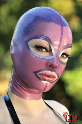 Hochmütige, vollbusige und bizarre Latex-Lucy