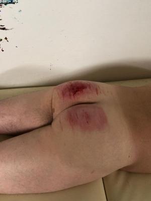 ペインスレイブのクリスのお尻は鞭で打たれています。