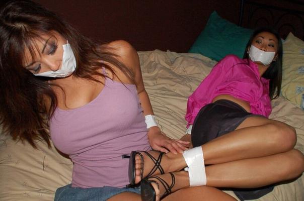 Zwei Frauen werden gefesselt und gestreichelt