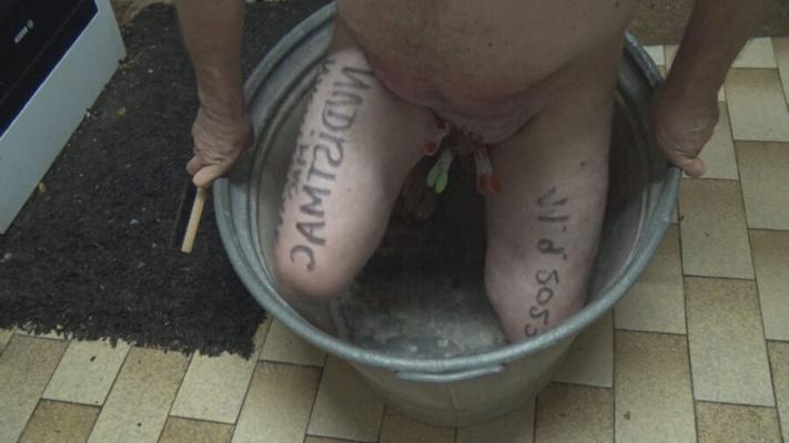 нудистмак выставлен напоказ
