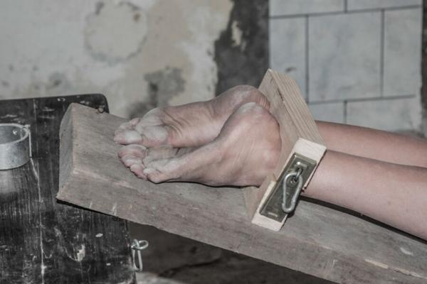 bdsm nackte jugendliche Füße gefoltert (falaka/bastinado)