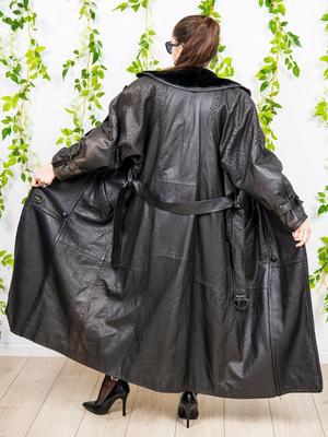 Mächtige Dame in einem schönen langen Ledermantel