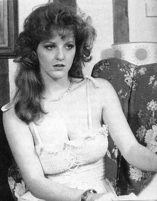 Retro Spanking Janus Kamin Redhead in weißem Kleid