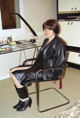 Bata de fotos antigas amarradas em couro preto