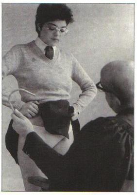 Retro Spanking errötet Bild, das durch das Fenster gesehen wird