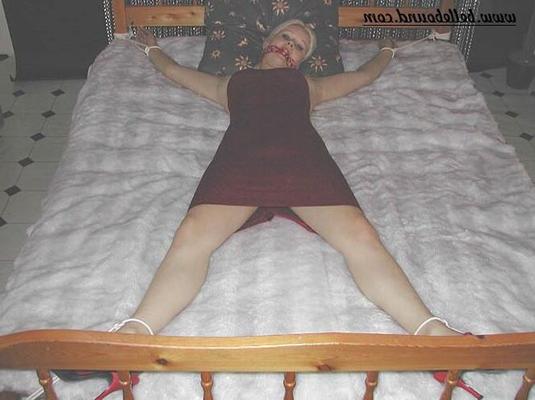 Kylie ligada à cama