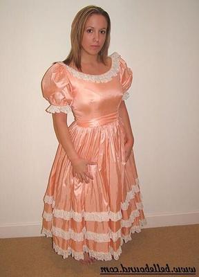Chrissie amarrado em vestido rosa