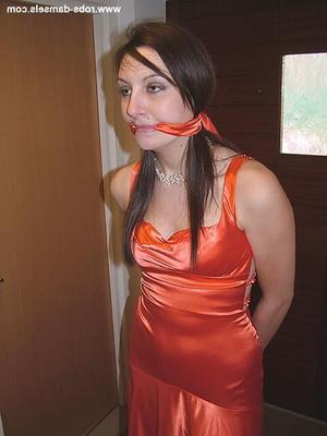 Manda marie amarrada em vestido de cetim laranja